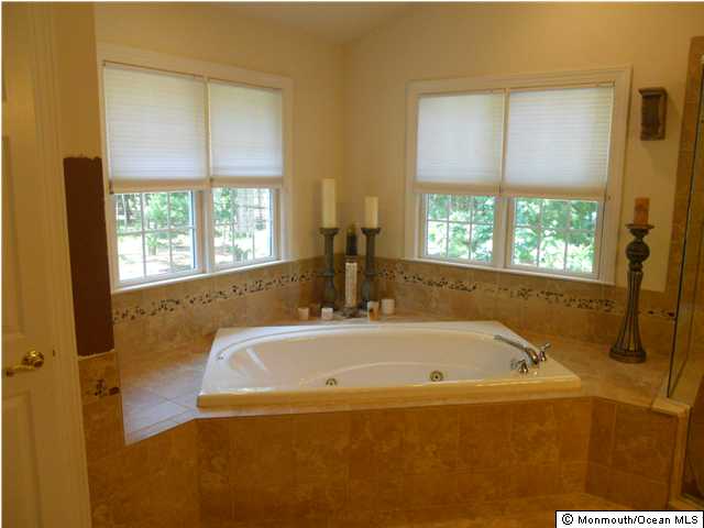 72 Leesville Rd, Jackson, NJ 08527